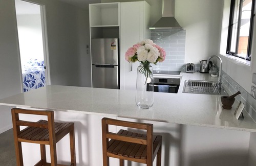 Karapiro Cottage | Cozy Cottage Steps from Lake Karapiro with Ocean View