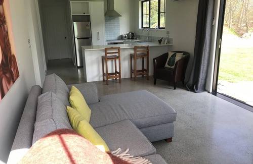 Karapiro Cottage | Cozy Cottage Steps from Lake Karapiro with Ocean View