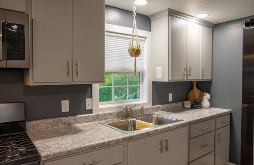 Nellie House | New Cottage Retreat with Grilling Patio & Family-Friendly Perks