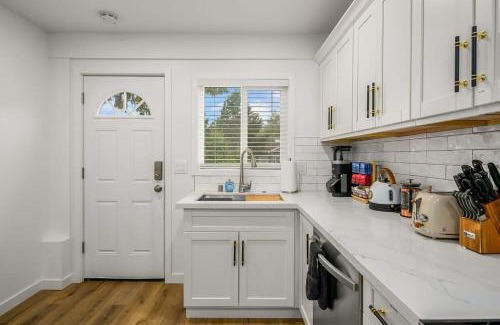 Picnic Point-North Lynnwood Apartment | Modern Designer 1BR Home - Child Friendly & Near I5