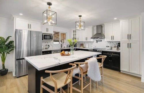 Picnic Point-North Lynnwood Apartment | Designer 4BR Retreat with Family-Friendly Amenities