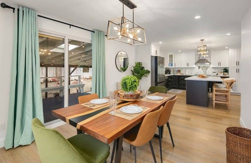 Picnic Point-North Lynnwood Apartment | Designer 4BR Retreat with Family-Friendly Amenities