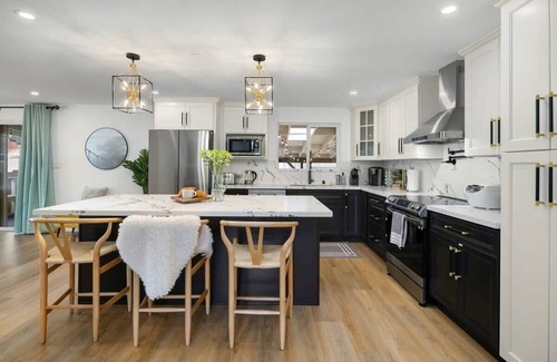 Picnic Point-North Lynnwood Apartment | Designer 4BR Retreat with Family-Friendly Amenities