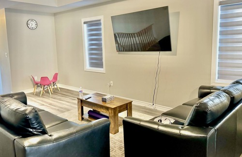 Cobourg House | Modern Detached Bungalow Near Cobourg Beach - Pet Friendly