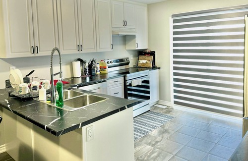 Cobourg House | Modern Detached Bungalow Near Cobourg Beach - Pet Friendly
