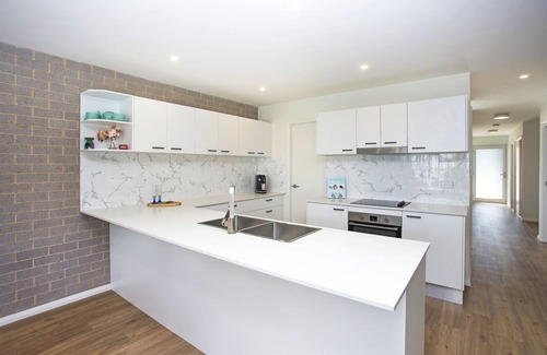 Lake Munmorah House | New Dog-Friendly Lakefront Villa with Ocean Views