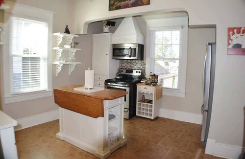 Roanoke Apartment | New Downtown House with Kitchen & Pet-Friendly Comfort