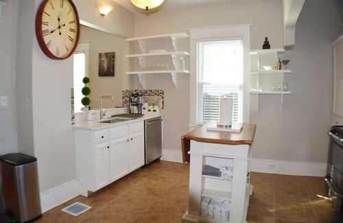 Roanoke Apartment | New Downtown House with Kitchen & Pet-Friendly Comfort