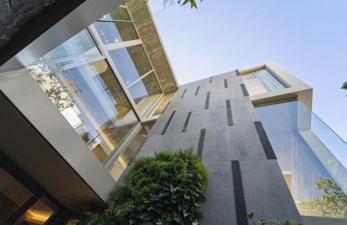 Camps Bay Villa | New Ocean View Villa with Sauna, Gym & Perfect 10 Rating