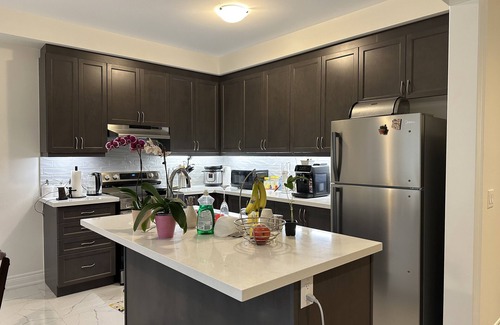 East Gwillimbury House | Modern Entire House with Family & Pet-Friendly Amenities
