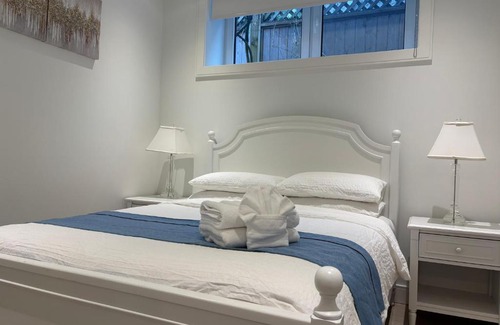 West Point Grey House | Family-Friendly 1 Queen Bed Suite Near UBC – Rated 9.4/10