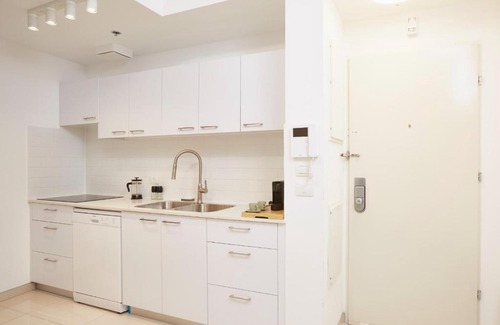 Mea She'arim Apartment | New Flat on Haneviim Street: Guest Rated 10/10, Family-Friendly