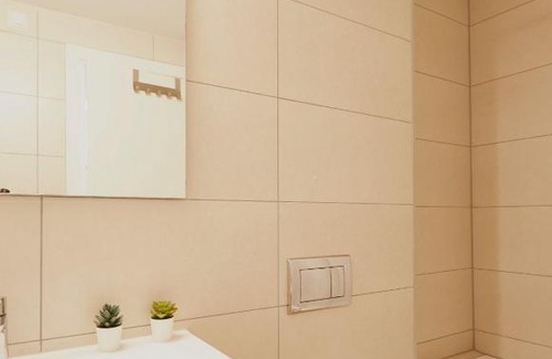 Mea She'arim Apartment | New Flat on Haneviim Street: Guest Rated 10/10, Family-Friendly