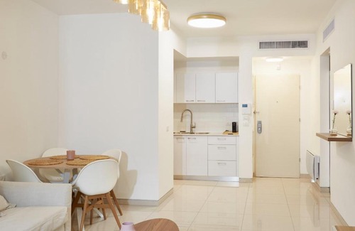 Mea She'arim Apartment | New Flat on Haneviim Street: Guest Rated 10/10, Family-Friendly