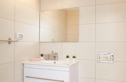 Mea She'arim Apartment | New Flat on Haneviim Street: Guest Rated 10/10, Family-Friendly