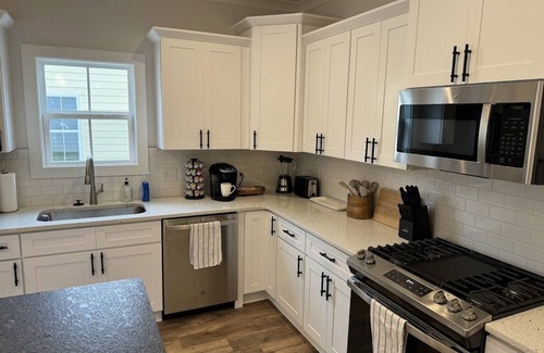 Starkville House | New Gameday Getaway with Kitchen, Close to Campus!