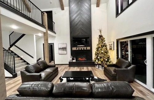 Kimberling City House | Relaxing Lake Lodge with Resort Pools & Free Amenities