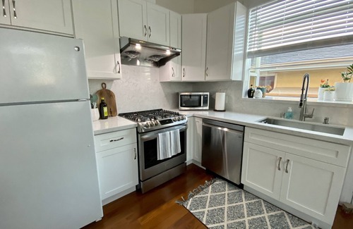 Loma Linda Apartment | Modern Guest House: Rated 10/10, Breakfast & Child-Friendly