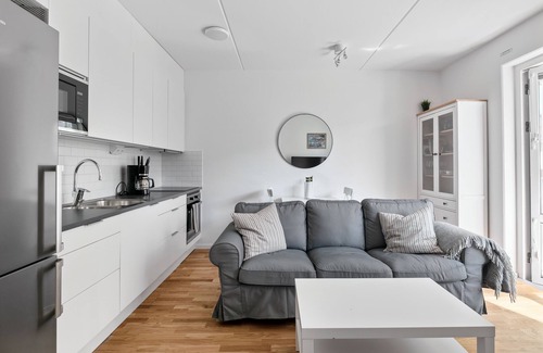Jakobsberg Apartment | Modern Retreat in Barkabystaden with Spa & Hot Tub