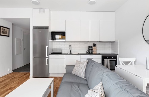 Jakobsberg Apartment | Modern Retreat in Barkabystaden with Spa & Hot Tub