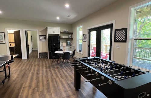 Speedwell House | New Lakefront Retreat with Private Dock & Chef's Kitchen