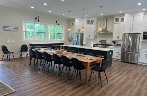 Speedwell House | New Lakefront Retreat with Private Dock & Chef's Kitchen