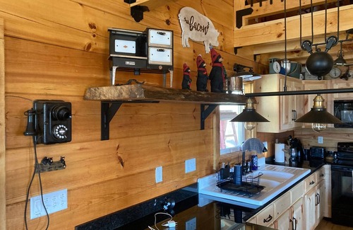 Stuart Cabin | Secluded Log Cabin Retreat on 62 Acres – Guest Rated 10/10