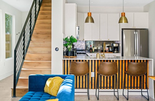 Govalle House | Modern Retreat in East Austin with Patio & Fire Pit