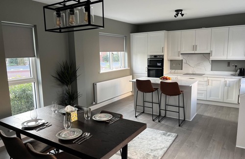 Lucan House | Modern Family House with Kitchen and Breakfast Included