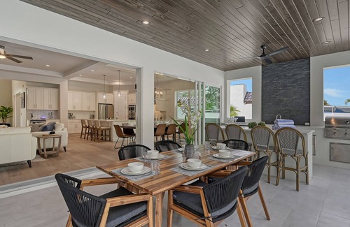 San Remo House | New Retreat with Heated Pool, Putting Green & 10/10 Rating