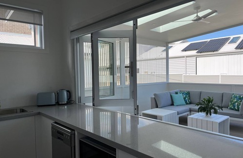 Bulli House | Brand New Luxury. 100m from Bulli Beach. Caters for a family of 4, or 2 couples