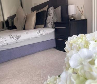 Barnt Green Apartment | Modern Apartment with Free Parking & Gym, Rated 9/10