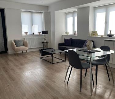 Barnt Green Apartment | Modern Apartment with Free Parking & Gym, Rated 9/10