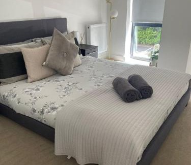 Barnt Green Apartment | Modern Apartment with Free Parking & Gym, Rated 9/10