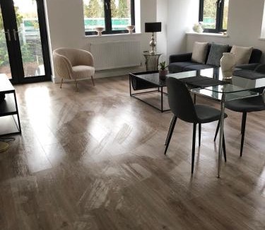 Barnt Green Apartment | Modern Apartment with Free Parking & Gym, Rated 9/10