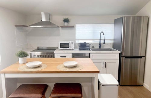 West Los Angeles House | Brand new modern guesthouse w/patio. A minimum stay of 30 nights