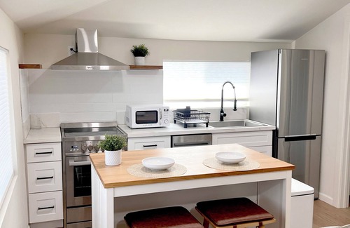 West Los Angeles House | Brand new modern guesthouse w/patio. A minimum stay of 30 nights