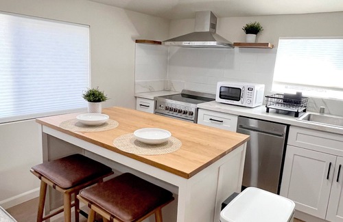 West Los Angeles House | Brand new modern guesthouse w/patio. A minimum stay of 30 nights