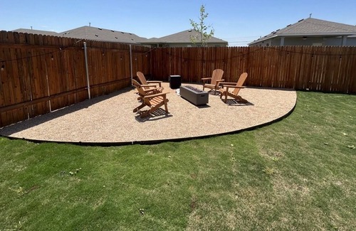 Manor House | Brand New Modern Home with Amazing Yard & Fire Pit - 20 min to DT Austin