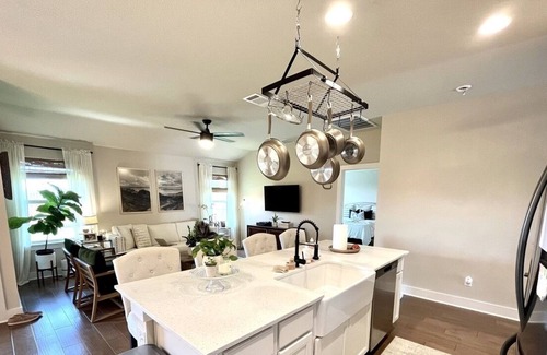 Manor House | Brand New Modern Home with Amazing Yard & Fire Pit - 20 min to DT Austin