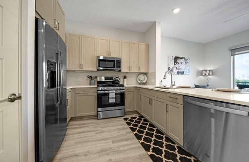 Greenway Plaza-Upper Kirby Apartment | Stylish “Paris” Theme Apartment with Pool in River Oaks