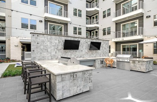 Greenway Plaza-Upper Kirby Apartment | Stylish “Paris” Theme Apartment with Pool in River Oaks