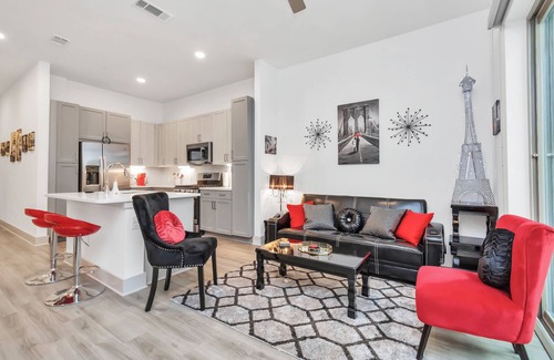 Greenway Plaza-Upper Kirby Apartment | Discover the "Paris" Themed Apartment in River Oaks
