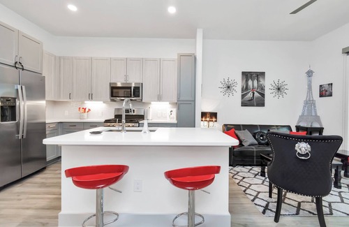 Greenway Plaza-Upper Kirby Apartment | Discover the "Paris" Themed Apartment in River Oaks