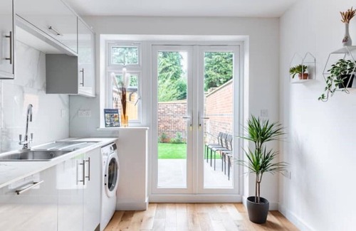 Oxford House | Tranquil Headington Retreat with Pool & Free Parking