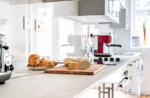 Oxford House | Tranquil Headington Retreat with Pool & Free Parking