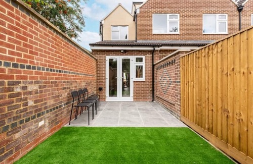 Oxford House | Tranquil Headington Retreat with Pool & Free Parking