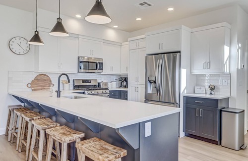 St. George House | New Hotel with Pool, Lazy River & Mini Golf Fun Await!