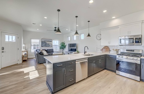 St. George House | New Hotel with Pool, Lazy River & Mini Golf Fun Await!