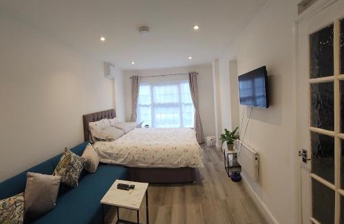 Eastleigh Apartment | Cozy Private Annex Guest Suite with 9.4 Rating